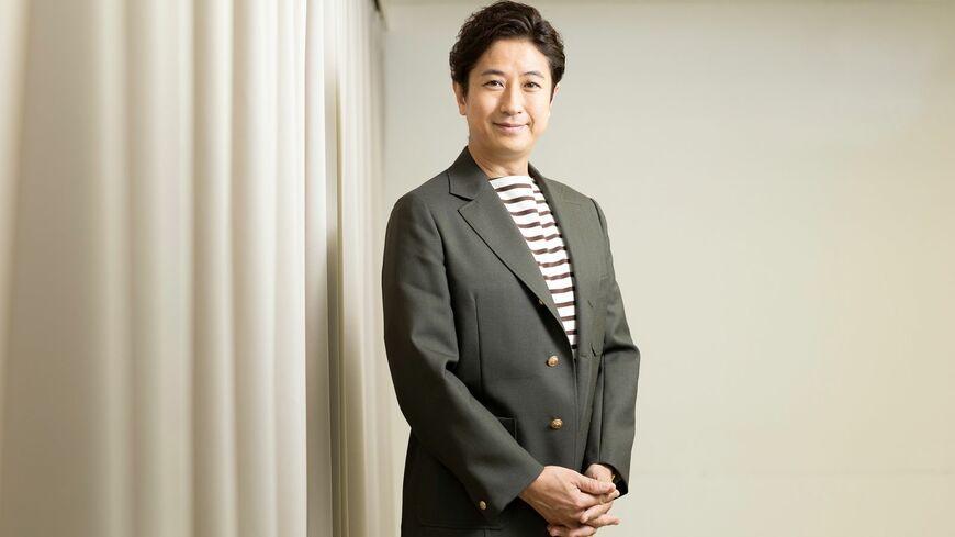 10人家族の夕食作りを一手に引き受ける、谷原章介さん。料理に対するこだわりや大家族のための食事づくり、夫婦の家事分担などについて聞いた（撮影：今井康一）