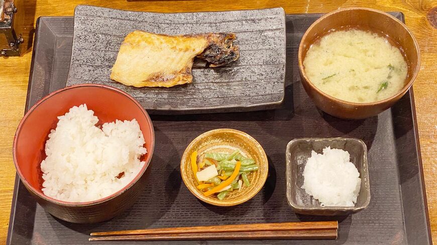 炭火焼干物定食 しんぱち食堂の朝限定メニュー（筆者撮影）