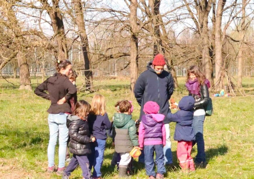 公園で子どもを遊ばせるベビーシッター。今までこんなに稼いだことはない、と苦笑いをしていた（筆者撮影）