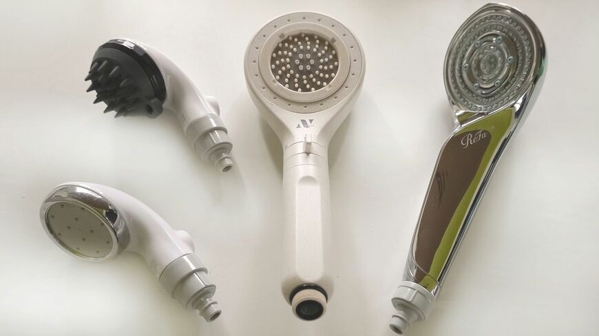 左の2台はTKS、真ん中がNoend、右がReFa「ReFa FINE BUBBLE S」（写真：筆者撮影）