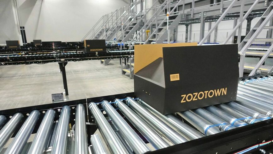 小ロット・多品種の商品入荷から注文客への出荷まで、省人化ラインで次々と進んでいく（記者撮影）
