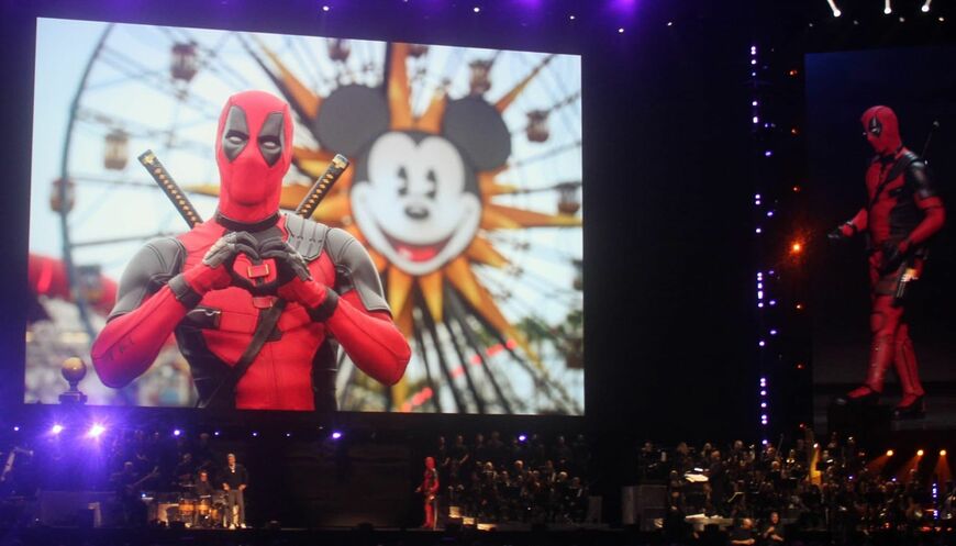 テーマパークの発表イベントでは、映画『デッドプール＆ウルヴァリン』のデッドプールも登場（記者撮影）