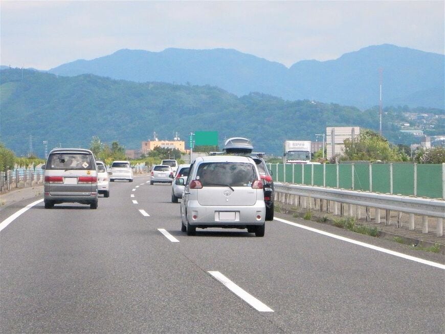 前方の交通状況を後続車に知らせるのも回避術のひとつ（写真：筆者提供）