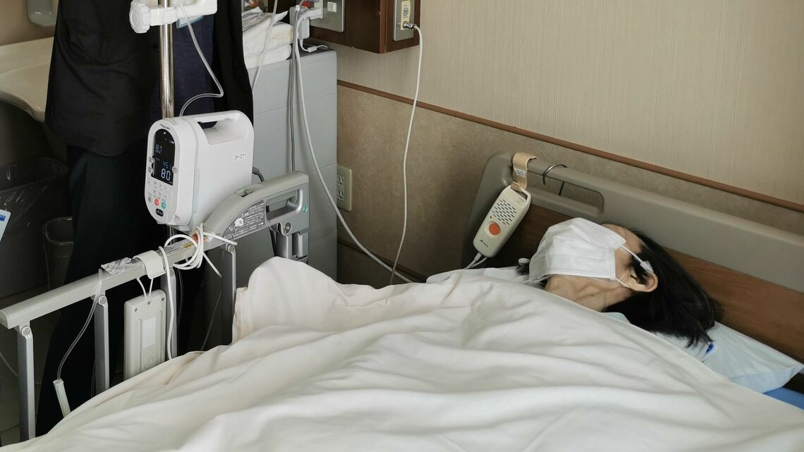 口からものを食べられなくなったときに、次に提案されるのが「胃ろう」や「中心静脈栄養」です。延命治療ともいえるこれらの方法を受け入れるかどうか、とても難しい判断です(写真:筆者提供)