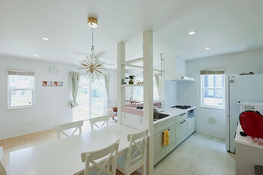 リビングの掃き出し窓からウッドデッキや庭へとアクセス。動線を絞ったことで子どもや愛犬の行動を見守りやすくなっています（写真撮影：相馬ミナ）