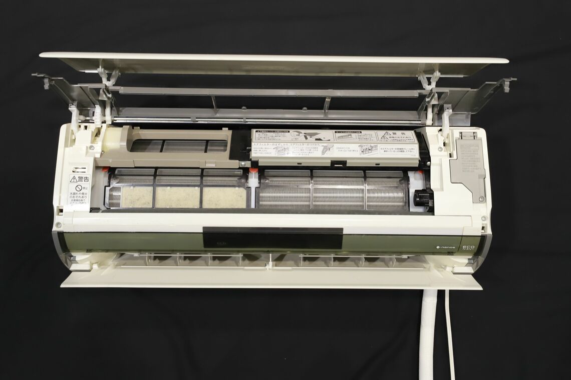 自動フィルター清掃機能付きエアコンは、構造が複雑（写真：筆者提供）