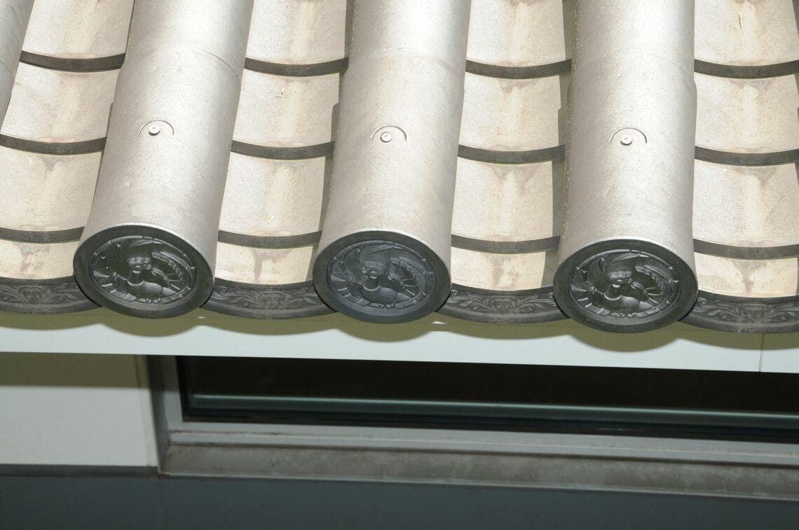 逆さ鳳凰の屋根瓦