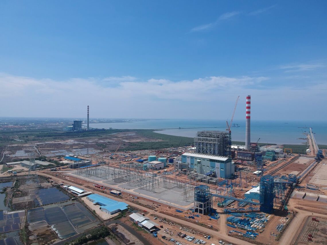 建設時のチレボン2号機（手前）と稼働中のチレボン1号機（撮影：WALHI西ジャワ）