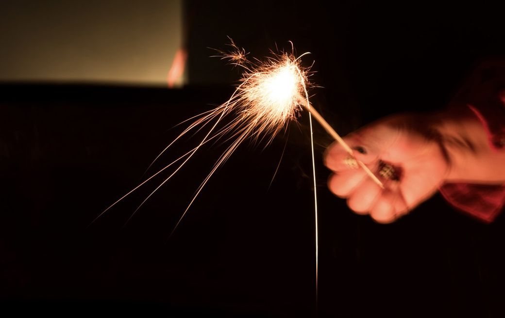 「スボ手牡丹」は火先を上向きに。風があるほうがきれいに花が咲くと今日子さんが教えてくれた（写真：筆者撮影）