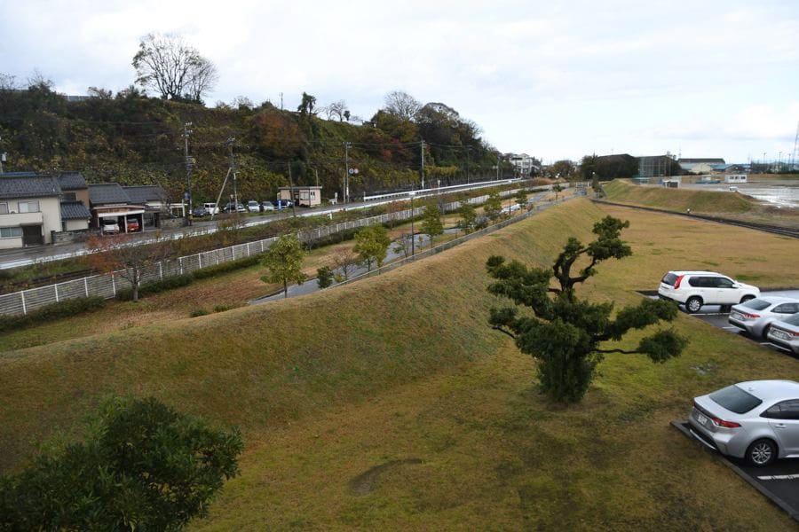 工場の外周は盛り土がされている（記者撮影）