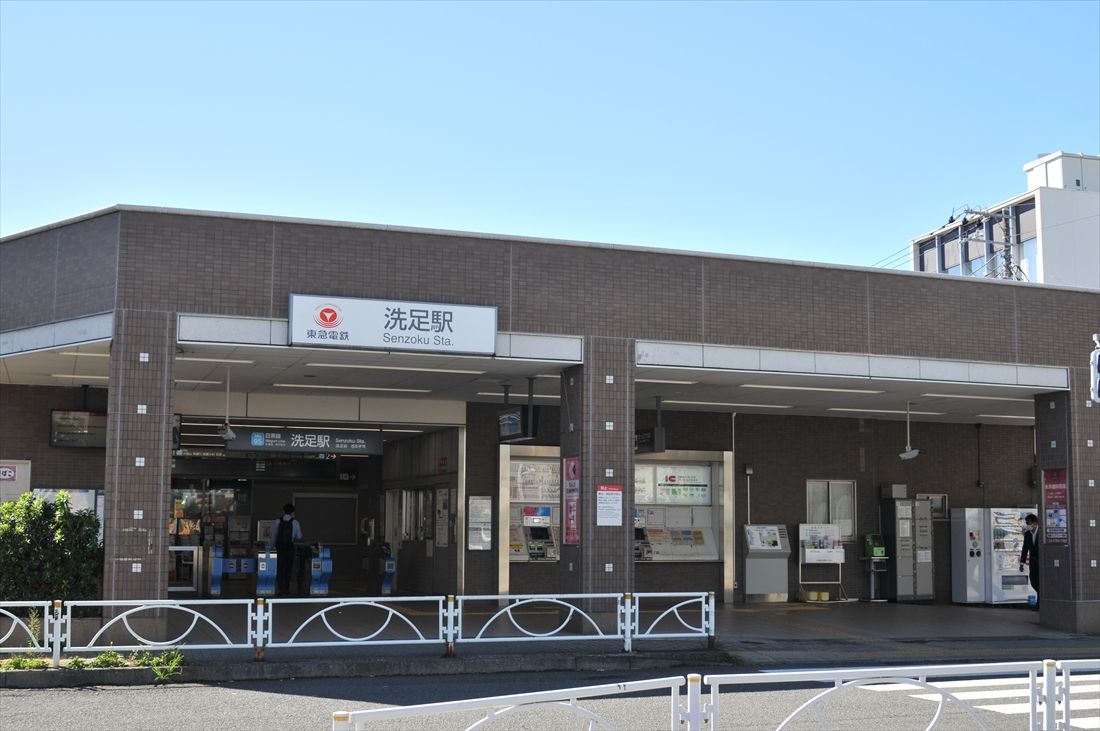 洗足田園都市の玄関駅として1923年に開業した洗足駅。環七との立体交差化のため1967年に地下化した（筆者撮影）