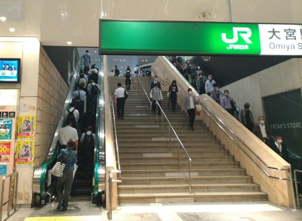 埼玉県でエスカレーターに立ち止まって乗ることを求める条例が施行された10月1日のJR大宮駅。上りのエスカレーターでは、右側を歩行する人も多く見られた。（撮影：國府田英之）