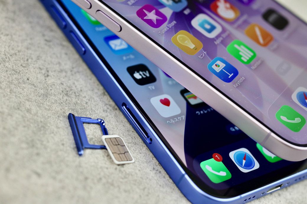 iPhone 17にはSIMトレーがなく、eSIMのみ対応。慣れていない人は少し戸惑うかもしれないし、MVNOでは対応がまだ不十分なところも（写真：筆者撮影）