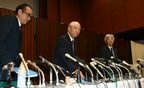 午後7時半過ぎ、木村社長（中央）らが姿を現す