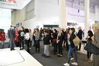 三菱電機のブースに訪れた見学者グループ