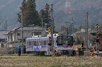 沿線では新車に手を振る人が