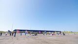 雲一つない青空の下、北浜海岸を通過するザ・ロイヤルエクスプレスと歓迎をする網走市民（写真：MOTレール倶楽部）
