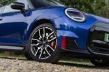 タイヤは高グリップ性能とともに静粛性や転がり抵抗の低さも大事な要件とか（写真：MINI）