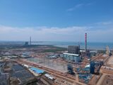 建設時のチレボン2号機（手前）と稼働中のチレボン1号機（撮影：WALHI西ジャワ）