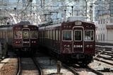 現在に至る阪急電車のスタンダードを築いた2000系の京都線用車両2300系（右）と5300系（撮影：南正時）