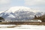 残雪の中を走る特急「しらさぎ」（撮影：南正時）