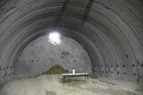 トンネルに開いた穴。その下には落下した土砂（記者撮影）