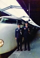 見習い乗務で新大阪駅にて。にわさん（右）と指導運転士（写真提供：にわあつし）