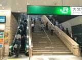 埼玉県でエスカレーターに立ち止まって乗ることを求める条例が施行された10月1日のJR大宮駅。上りのエスカレーターでは、右側を歩行する人も多く見られた。（撮影：國府田英之）