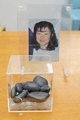 宮津航一さんの実母の写真とお骨代わりの石