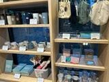 原宿店の内観。タンブラーやグラス、文房具などのグッズが書０ウインドウに陳列されている（写真：筆者撮影）