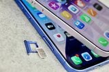 iPhone 17にはSIMトレーがなく、eSIMのみ対応。慣れていない人は少し戸惑うかもしれないし、MVNOでは対応がまだ不十分なところも（写真：筆者撮影）