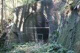 相津―遠江横山間：谷間に隠れるようにして口を開けている谷山トンネル。1980年9月の完成直後に工事が凍結された（筆者撮影）