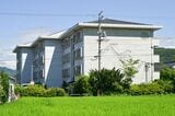 周辺にはのどかな田園風景が広がる。逆側の壁に彫られているのはこぐま座（写真撮影／五味貴志）