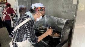 食堂で働く"86歳認知症の母"､とんかつを作り続けた母に息子が声を荒げた過去も…親子が見つけた《最高の居場所》