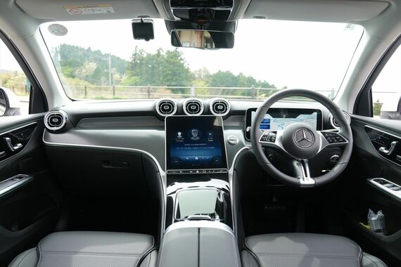 第3世代の「MBUX」が搭載され会話型ボイスコントロールの機能があがったコクピット(写真:メルセデス・ベンツ日本)