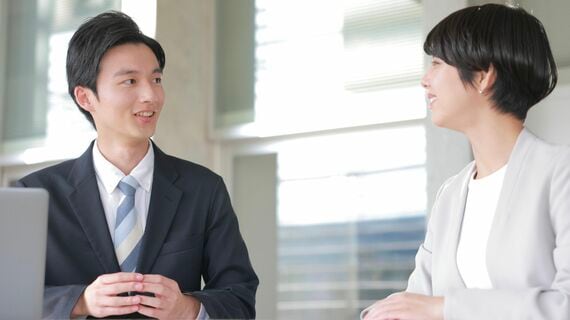 会話をする2人のビジネスパーソン