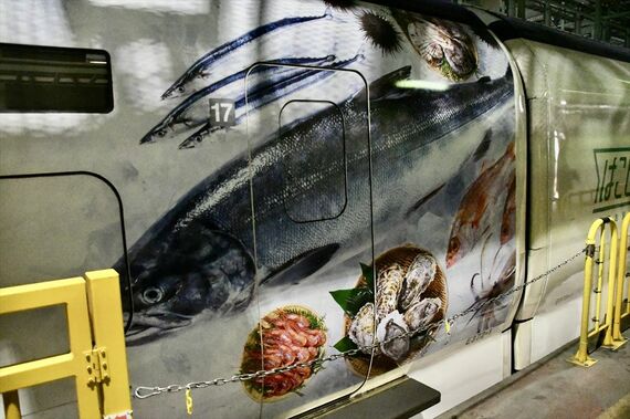 荷物新幹線 はこビュン 車体ラッピング