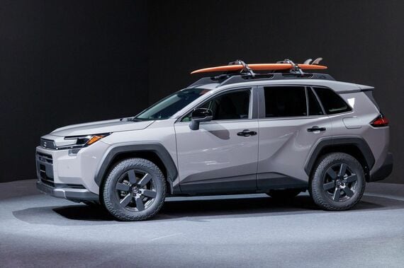 アメリカ市場向け「RAV4 Woodland」は、よく見るとフェンダーがよりワイドになり、タイヤもオフロード仕様となっている(写真:トヨタ自動車)