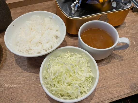 おかわり自由のごはん、キャベツスライス、スープ