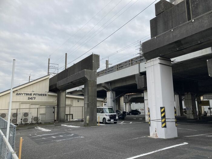 新習志野駅付近に立つ橋脚状の構造物