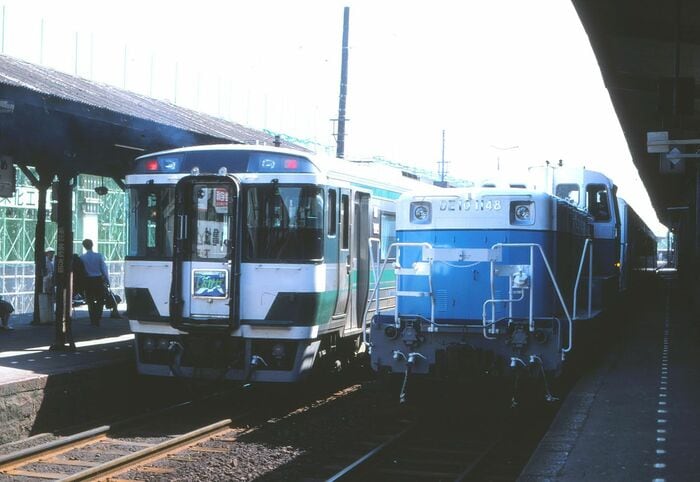 「アイランドエクスプレス四国」牽引機DE11形と