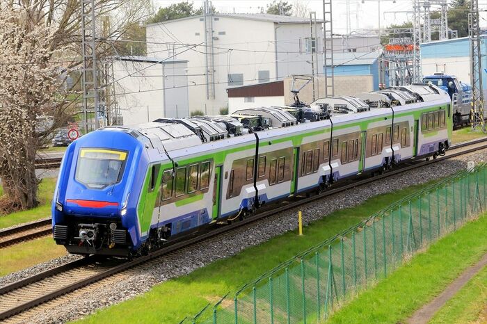 試験線を走行する「ブルース」