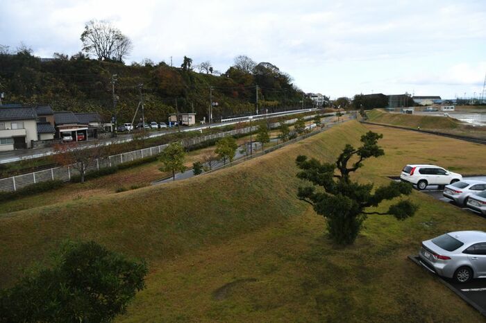 工場の外周は盛り土がされている