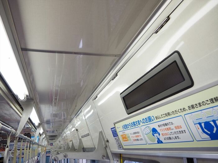 初期車は窓上の壁面が斜め。座席を収納式にしたため
