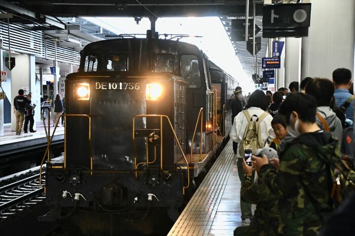 帰路は回送列車、DE10が牽引する