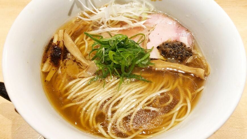 「ミシュランガイド東京2019」のラーメン部門で、一つ星を獲得した「SOBAHOUSE 金色不如帰」の「そば（醤油）」（筆者撮影）