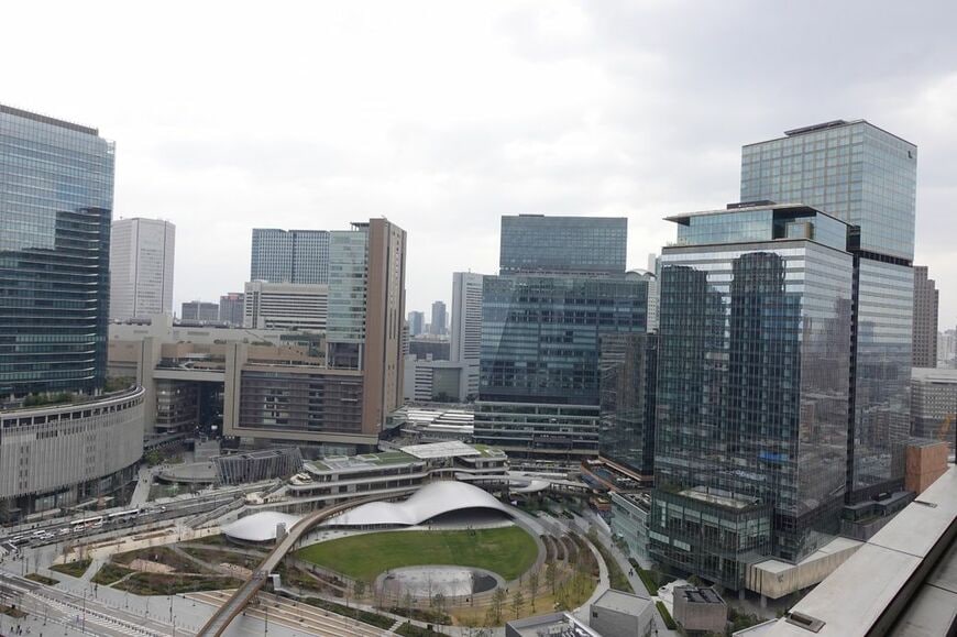 写真右は「グラングリーン大阪・南館」、中央は「うめきた緑地」（筆者撮影）