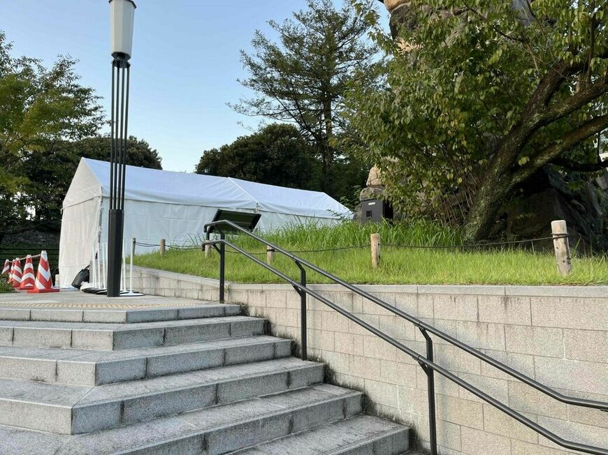 献花台は白い幕で覆われていた（筆者撮影）