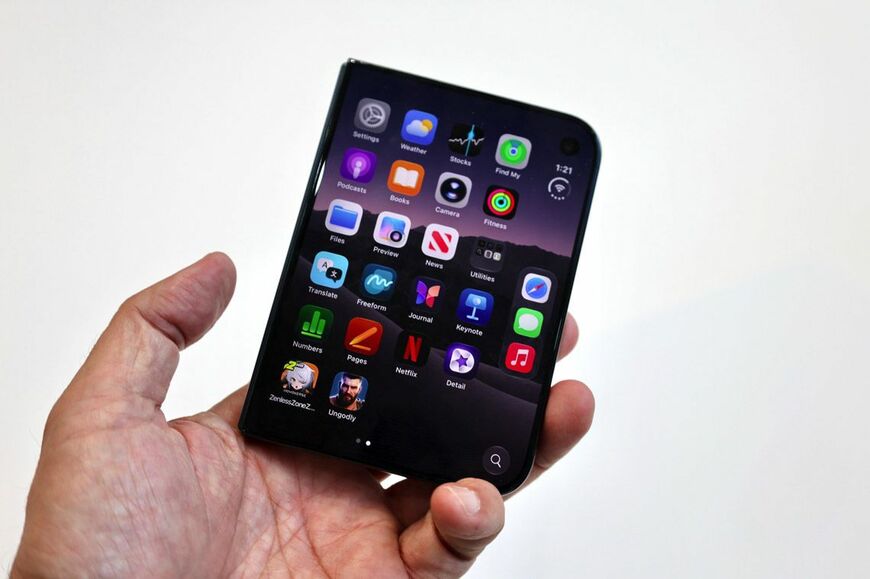 左右非対称な形状が、右側から開くことを暗示する。従来のiPhoneより少し幅が広いので、持ちにくいと感じる人もいるかも