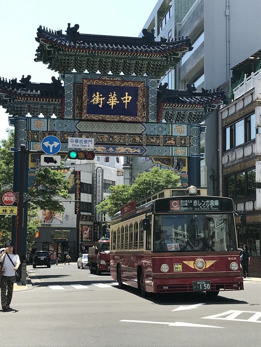 横浜中華街を走るあかいくつ